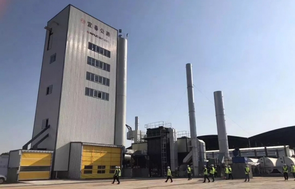 2018年10月12日，來自全國各地的筑養(yǎng)路行業(yè)專家、高?？蒲袑W(xué)者等150余人，蒞臨豐城綜合養(yǎng)護(hù)中心，現(xiàn)場觀摩全環(huán)保瀝青攪拌設(shè)備及各類環(huán)保裝置。